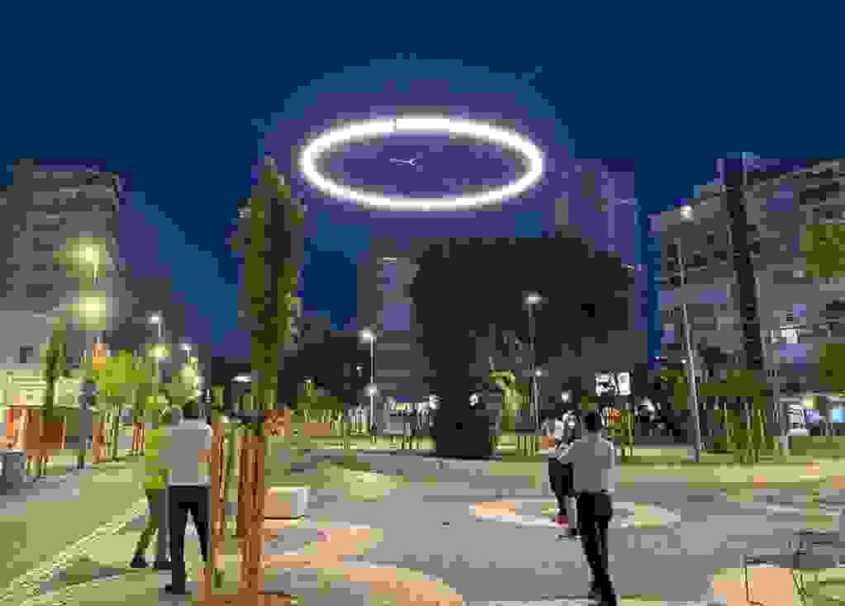 Benidorm instala las primeras luminarias suspendidas dise&ntilde;adas en exclusiva para la obra de Mediterr&aacute;neo.