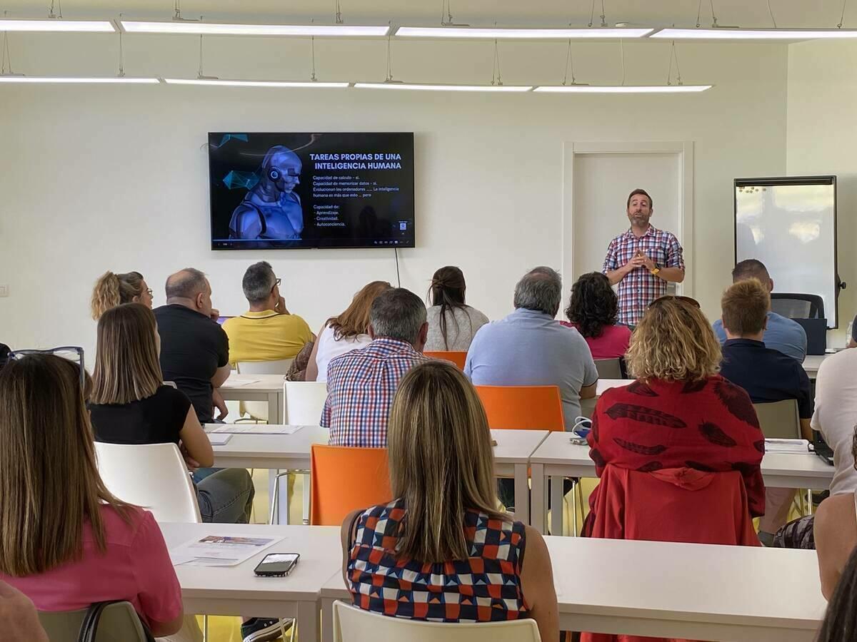 27 personas en el taller formativo sobre IA y Chat GPT en Lab_Nucia 