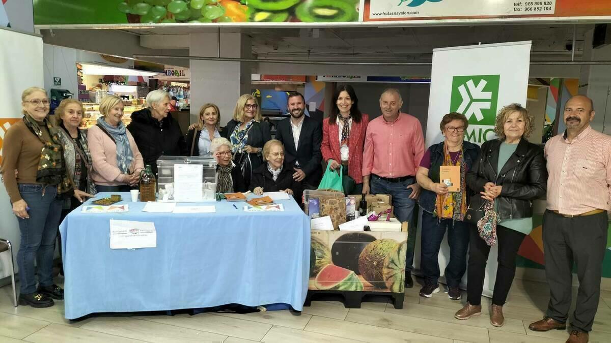 Ayuntamiento, Amas de Casa y AICO realizan una acción para promocionar las compras en el Mercado Municipal 