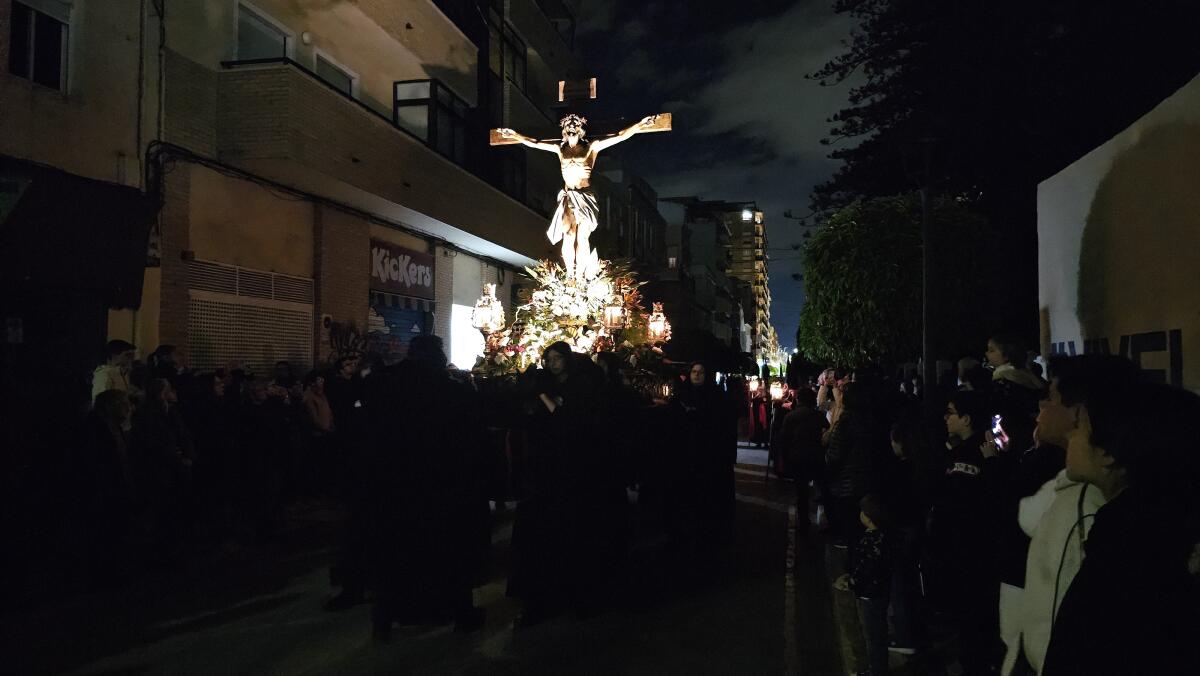 La imagen del Cristo de la Fe recorre las calles de Villajoyosa en la procesión del silencio