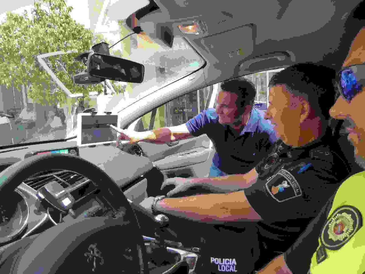 La Nuc&iacute;a &middot; Tablets para agilizar el trabajo policial en los coches patrulla