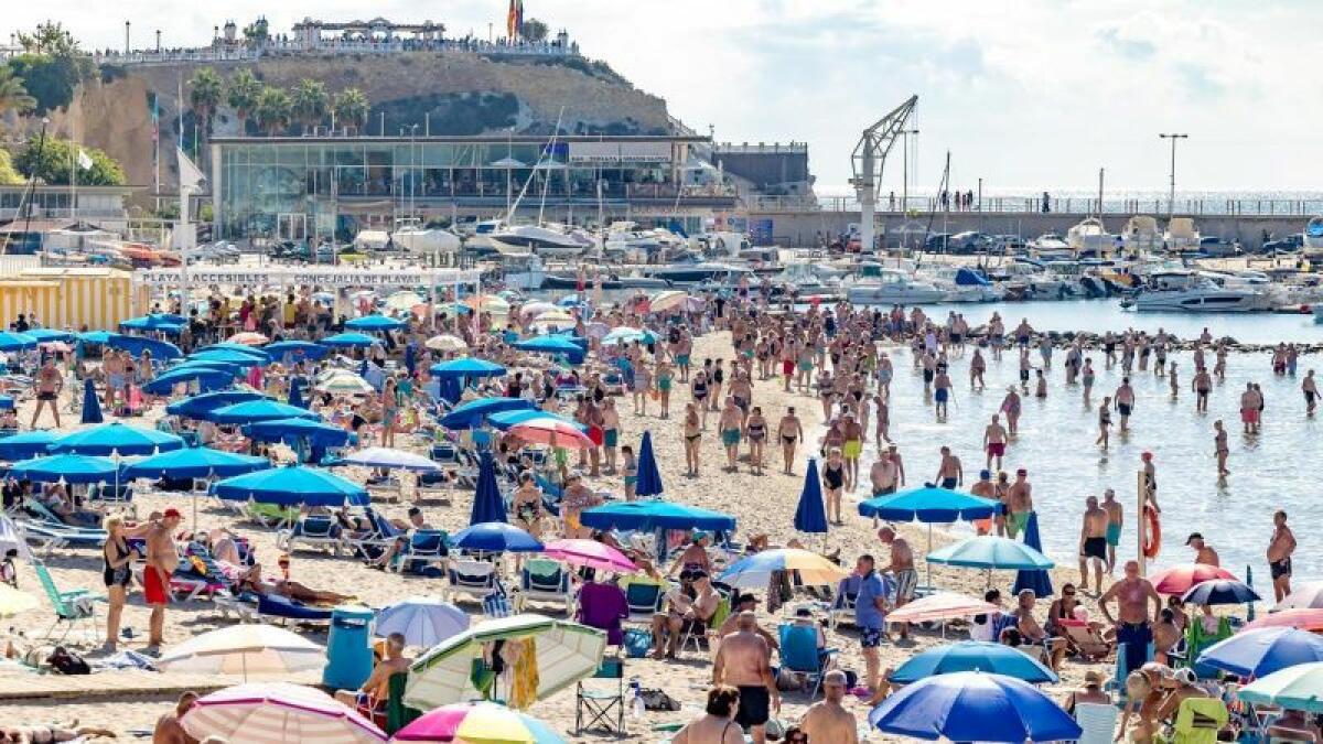 Benidorm y Calpe a las puertas del lleno técnico durante el puente del Pilar