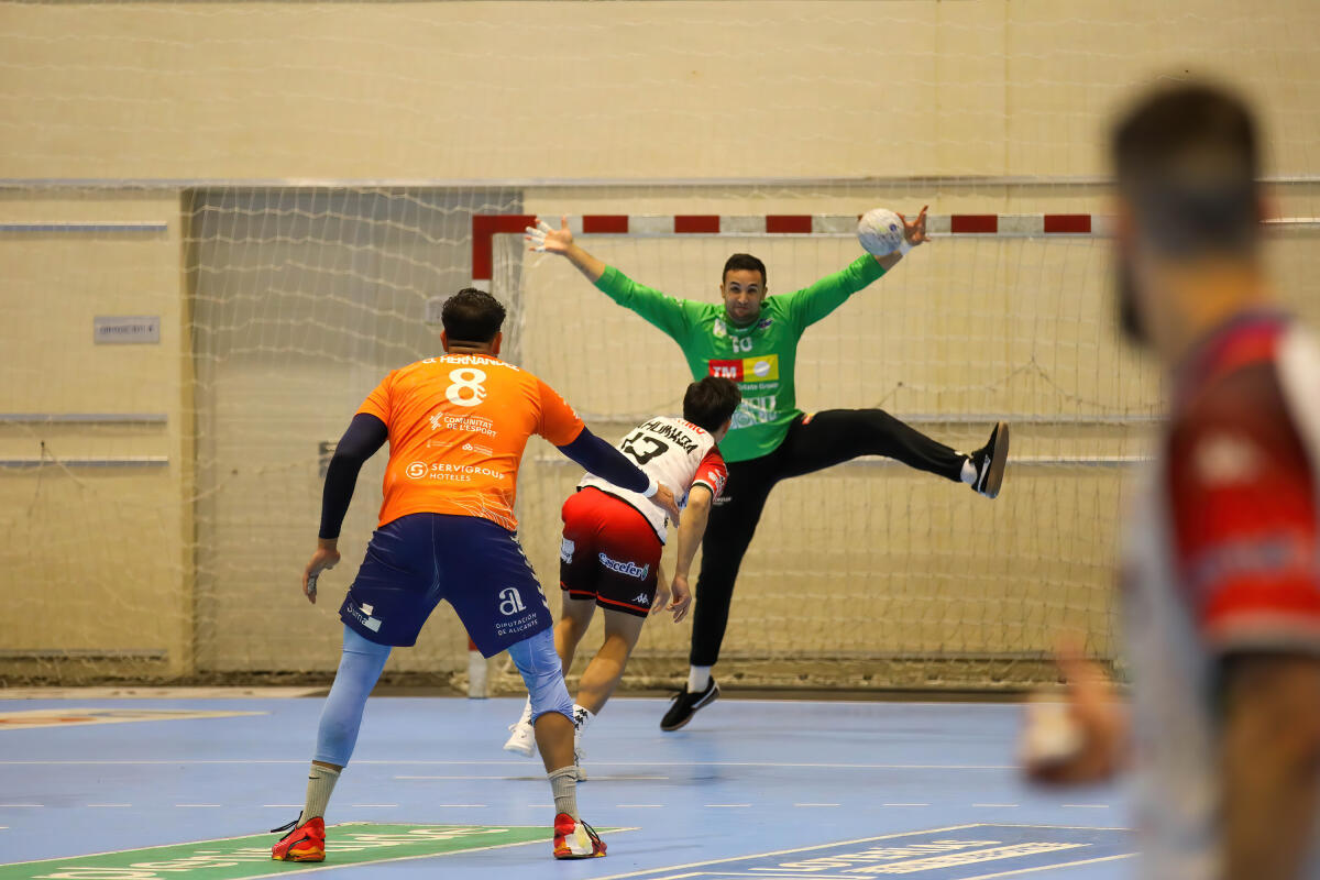 ‘Samu’ Ibáñez vuelve a colocarse bajo los palos del Balonmano Servigroup Benidorm