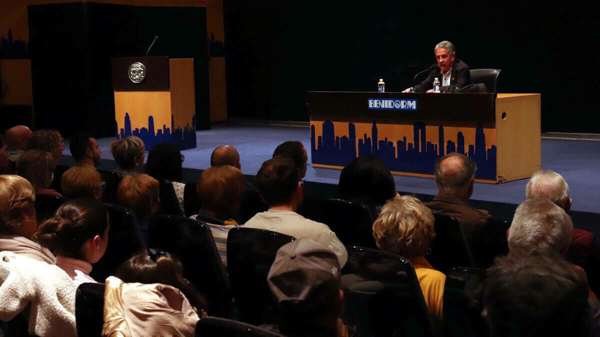 Miguel Ángel Revilla llena el Salón de Actos municipal en la presentación de ‘Toda una vida’ 