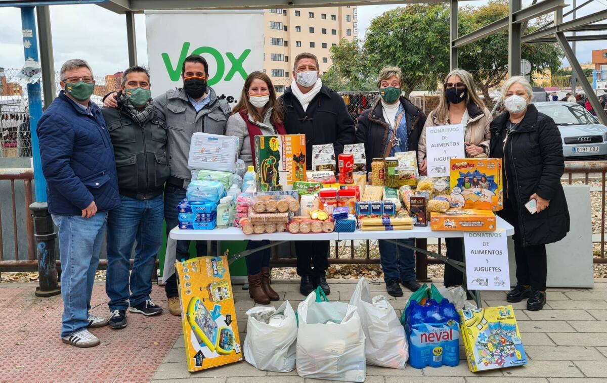 VOX Alicante ha realizado una recogida solidaria en el mercadillo de Teulada