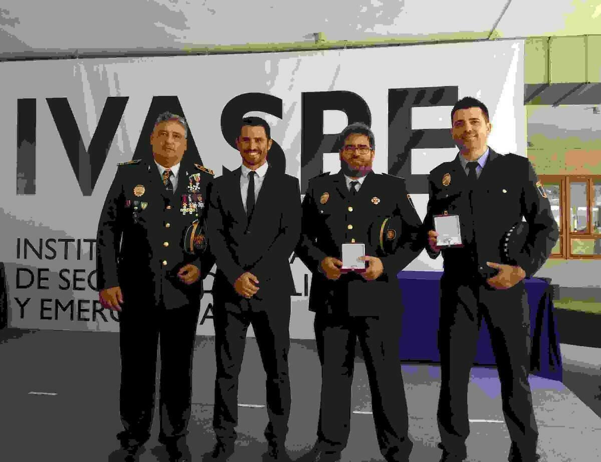 Reconocimiento auton&oacute;mico a dos miembros de la polic&iacute;a local de Finestrat por su atenci&oacute;n a las v&iacute;ctimas de violencia de g&eacute;nero