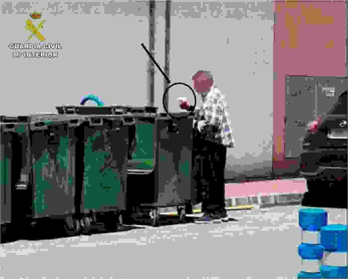 La Guardia Civil detiene dos veces, en menos de una semana, a un hombre por quemar contenedores en Torrevieja.