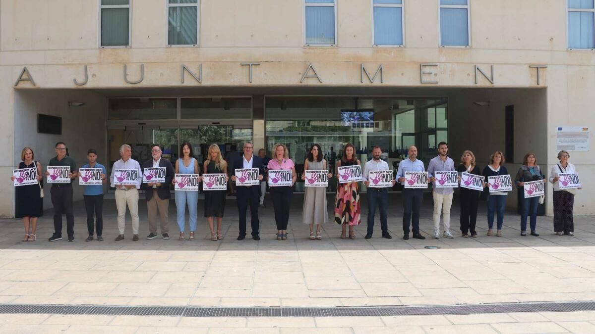 Minuto de silencio en Benidorm por el crimen machista de una mujer en la provincia de Málaga 