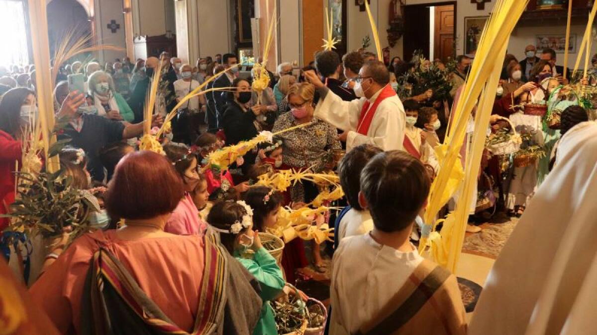 Centenares de vecinos y turistas celebran en Benidorm la tradicional ‘Bendición de la palma’ 