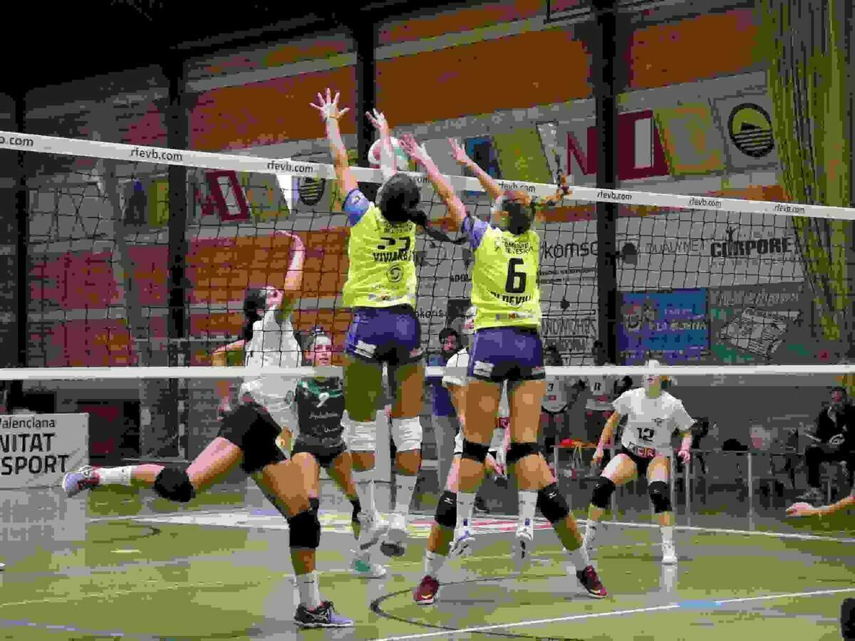 LAS CHICAS DEL VOLEIBOL BENIDORM CONSIGUEN ESTRENARSE EN LA SUPERLIGA 2 