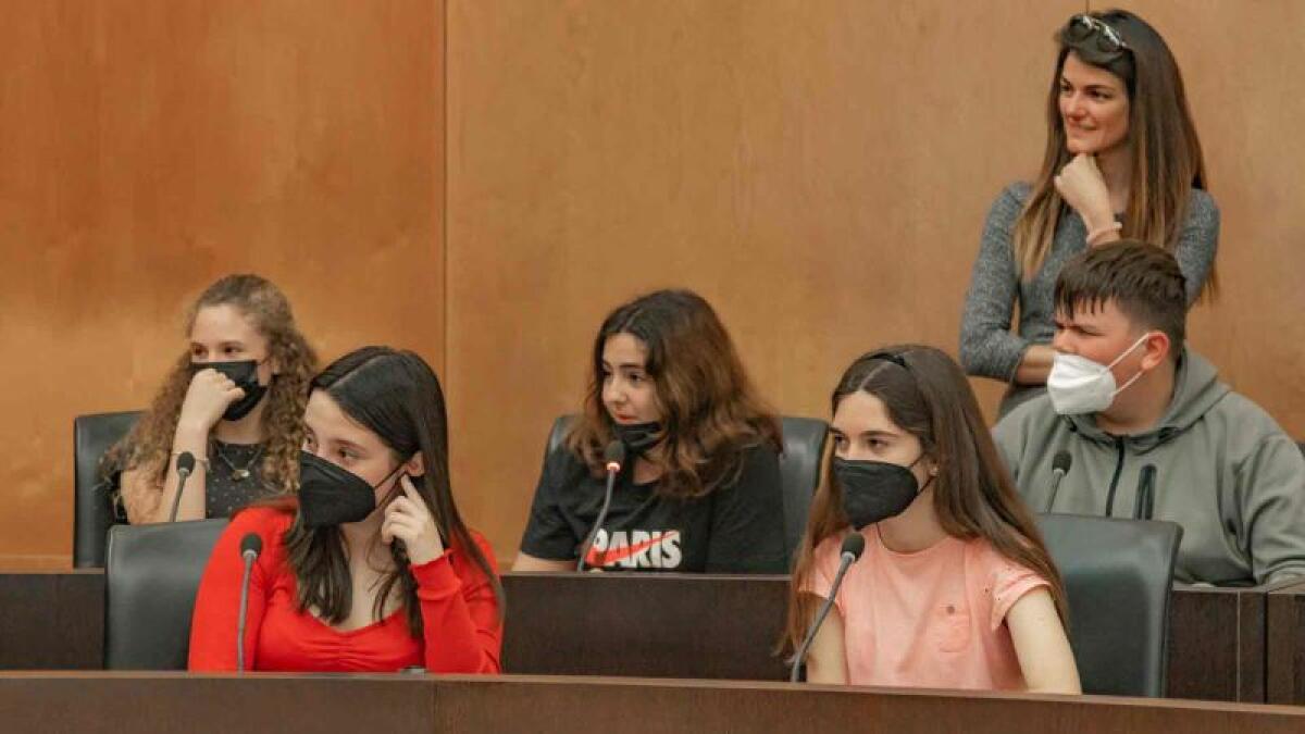 Alumnos del Bernat de Sarrià  ‘examinan’ a sus representantes en el Ayuntamiento