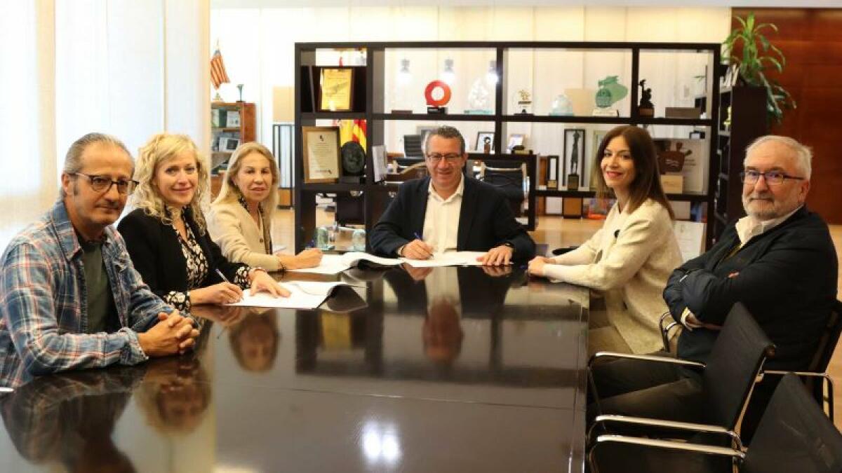 El Ayuntamiento y la Protectora de Animales y Plantas suscriben el convenio anual 