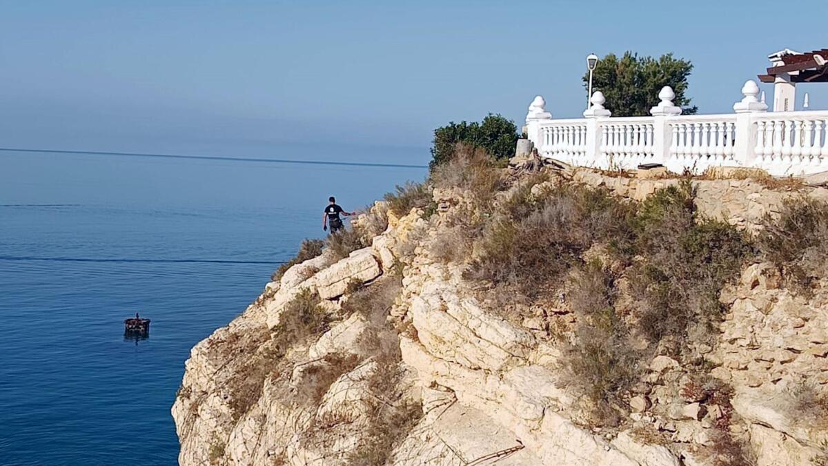 Benidorm acomete dos limpiezas intensivas en los acantilados del Castell y la Serra Gelada