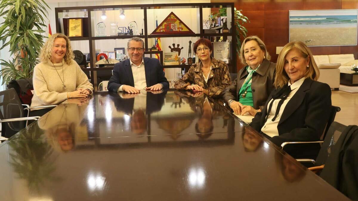El alcalde Toni Pérez recibe a la directiva de la asociación ‘Mujeres 2000’ en su 25 aniversario