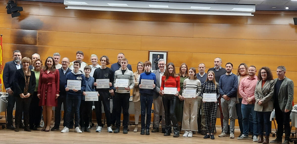 El Pleno felicita a los ocho estudiantes alteanos galardonados por la Conselleria con el premio extraordinario al rendimiento académico