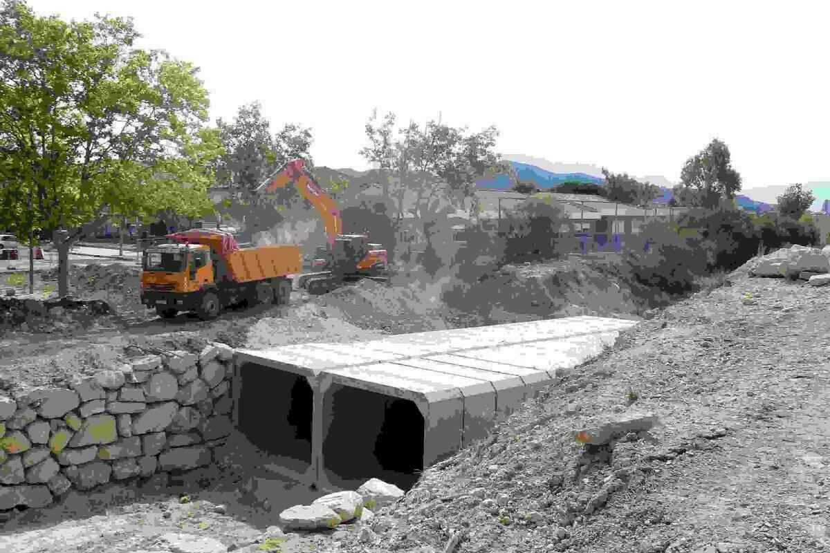 Avanza la construcción del nuevo puente de acceso al complejo escolar del Salt de l’Aigua