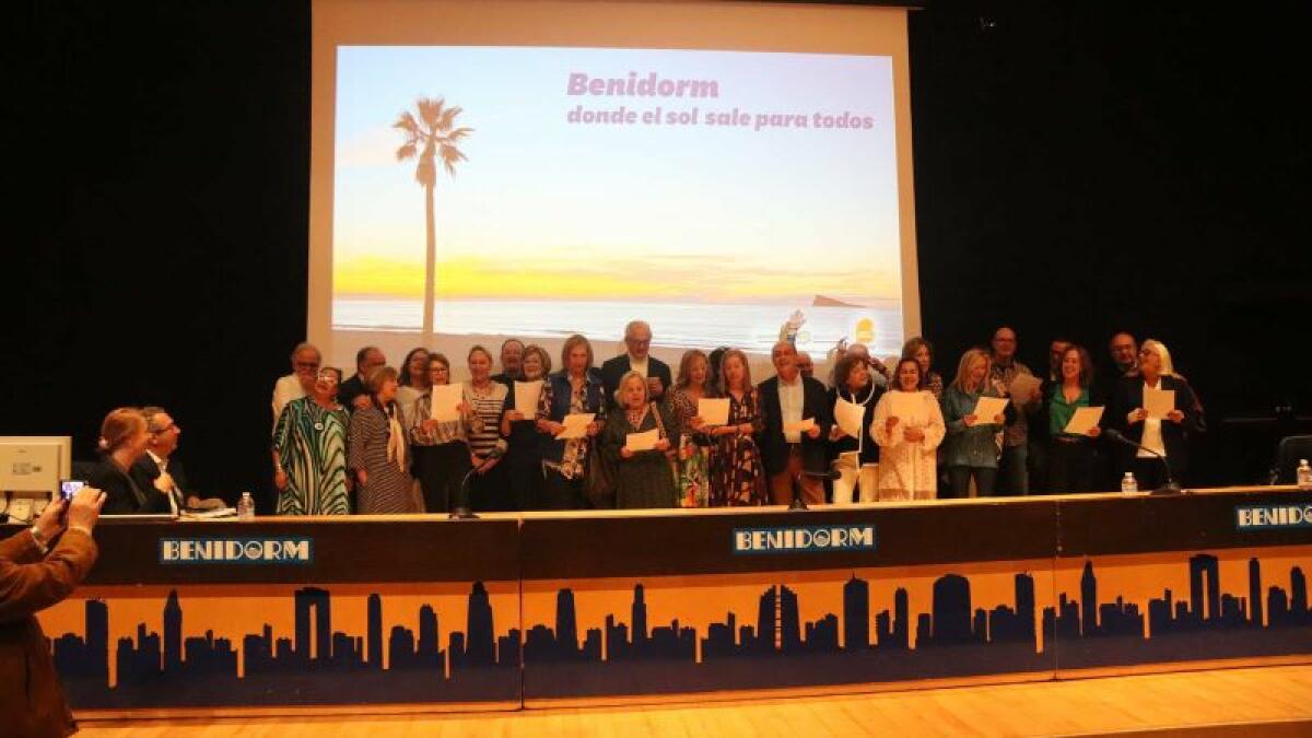 Medio siglo de historia de Benidorm a través de los relatos de una pandilla de amigos 