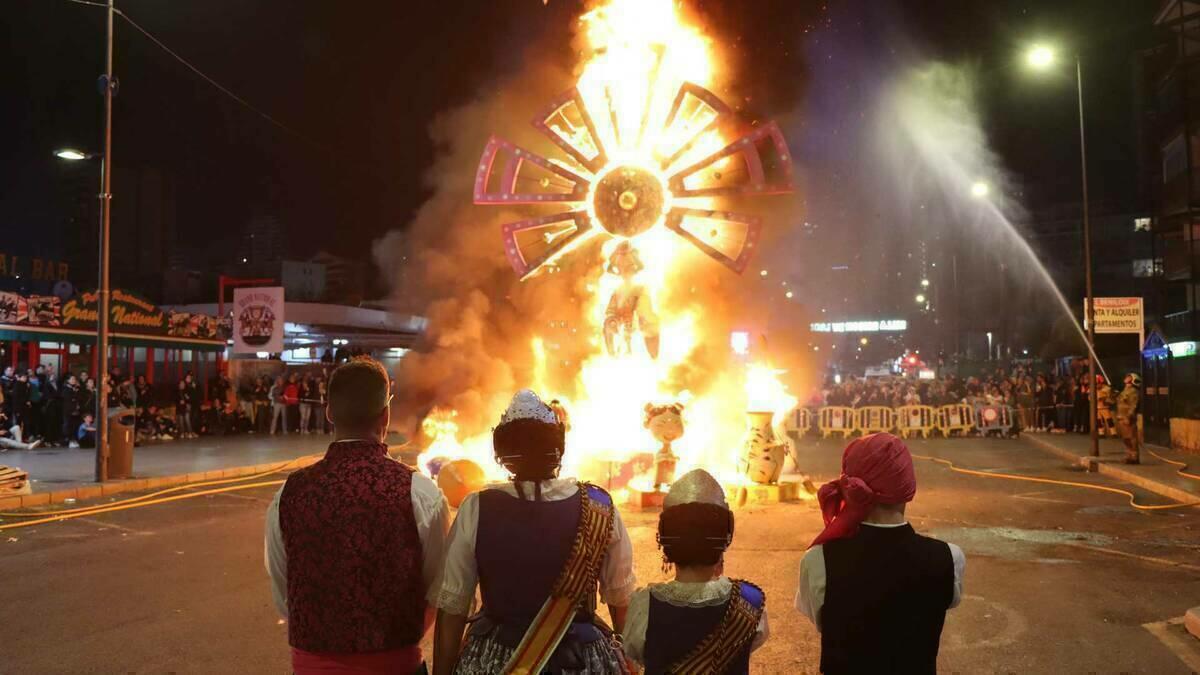 La ‘Nit de la Cremà’ despide las fallas de Benidorm hasta el próximo año