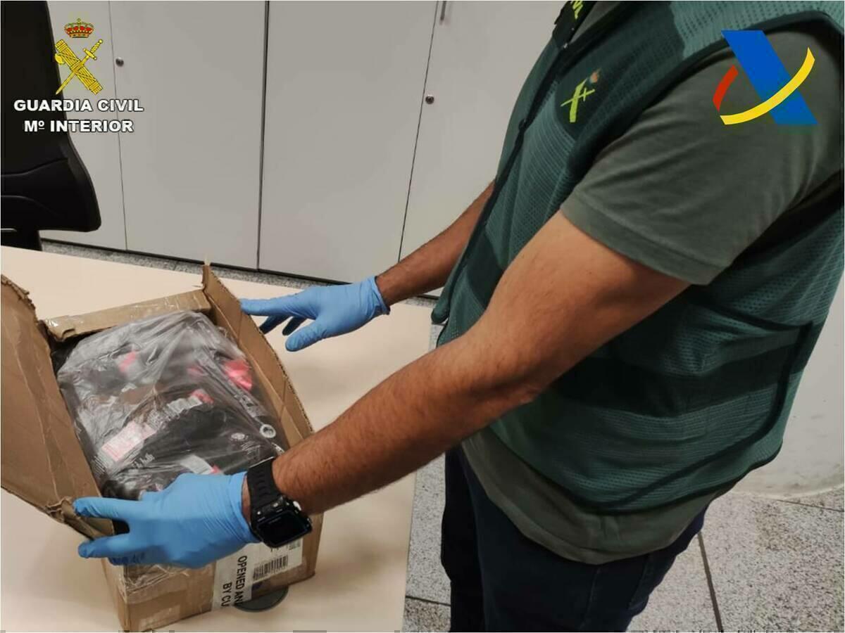 Un paquete con cinco kilos de cocaína negra concluye con la detención de dos personas en el Aeropuerto de Alicante en una actuación de la Guardia Civil en colaboración con la Agencia Tributaria