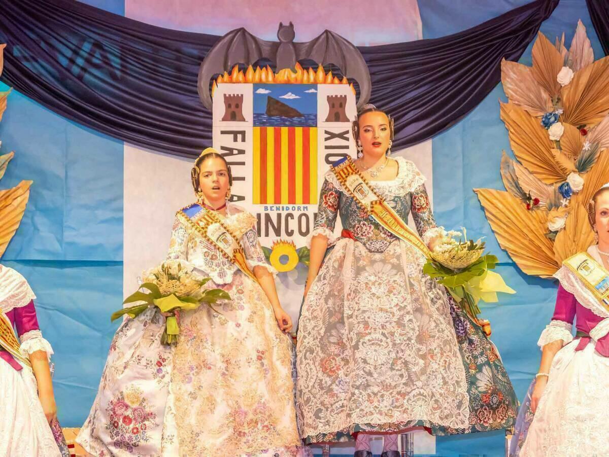 Olaya García y Ariadna Orgiles, máximas representantes de la Falla del Rincón de Loix de Benidorm