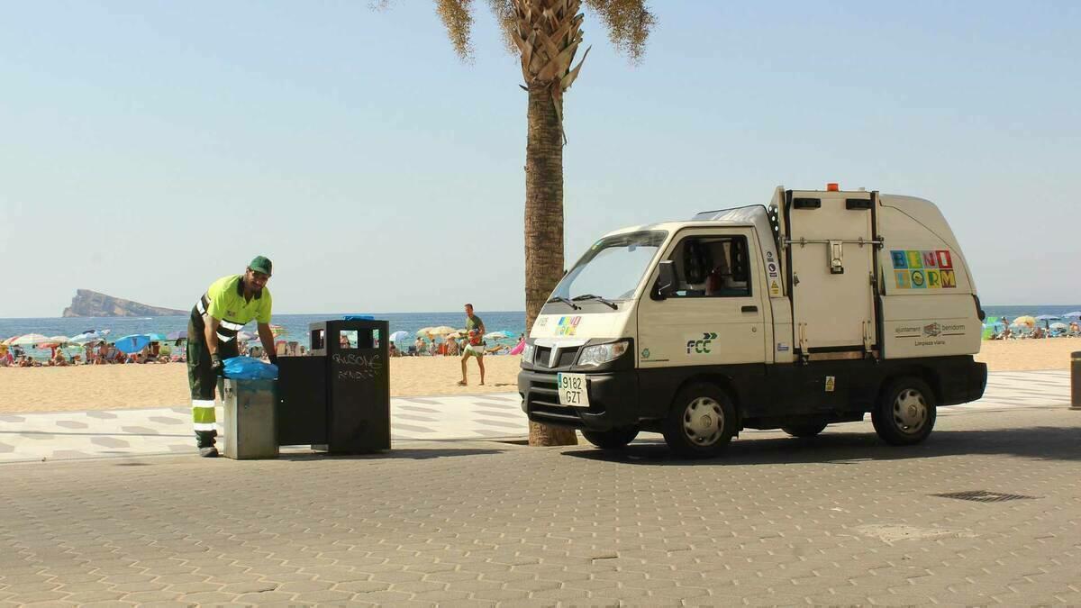 Benidorm refuerza el dispositivo de limpieza viaria y recogida de residuos con 45 operarios más de cara a Semana Santa