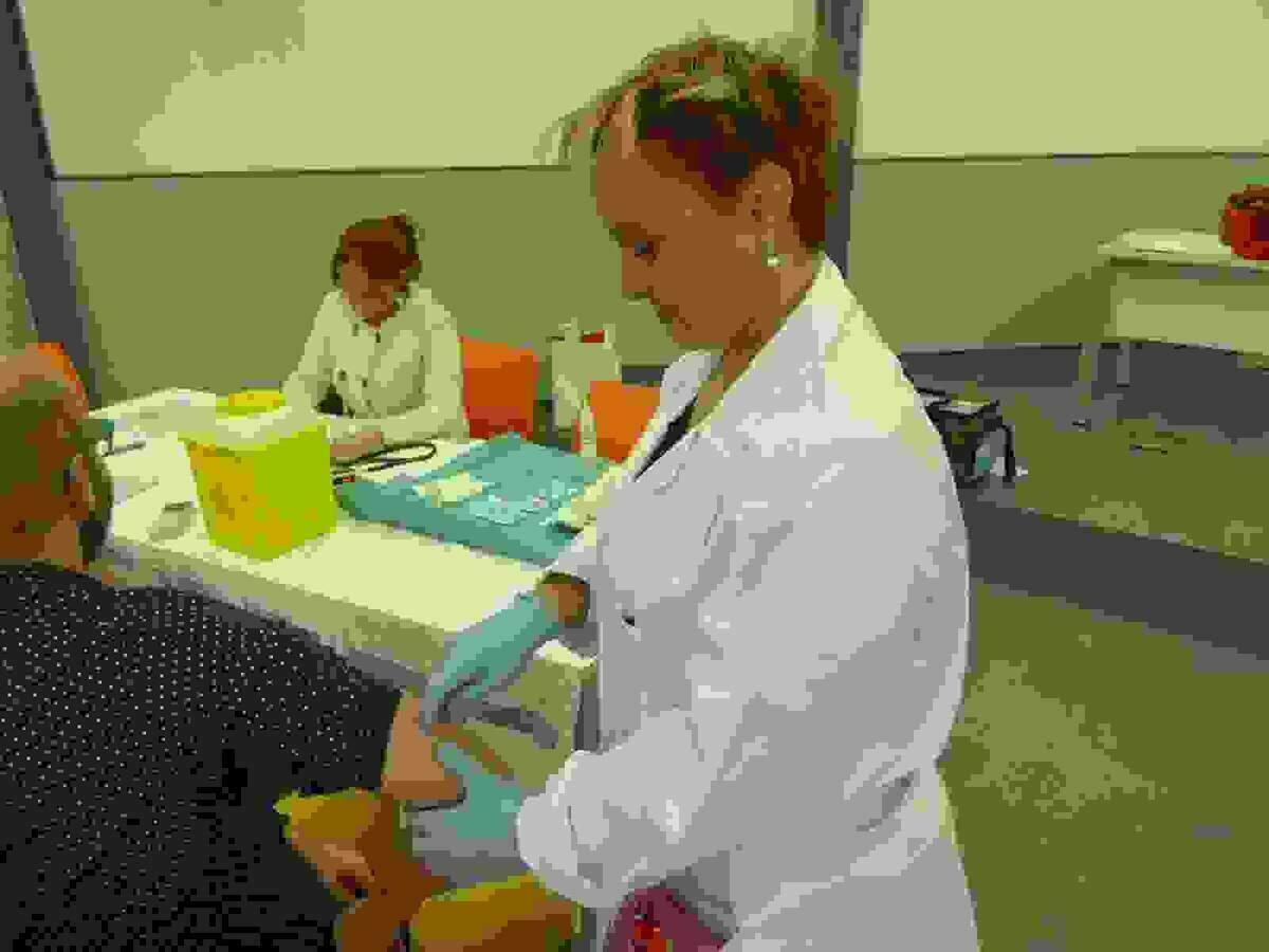 La Nuc&iacute;a &middot; 25 personas en la &ldquo;Vacunaci&oacute;n extraordinaria contra la gripe&rdquo;  en el Centro Social Nou Espai