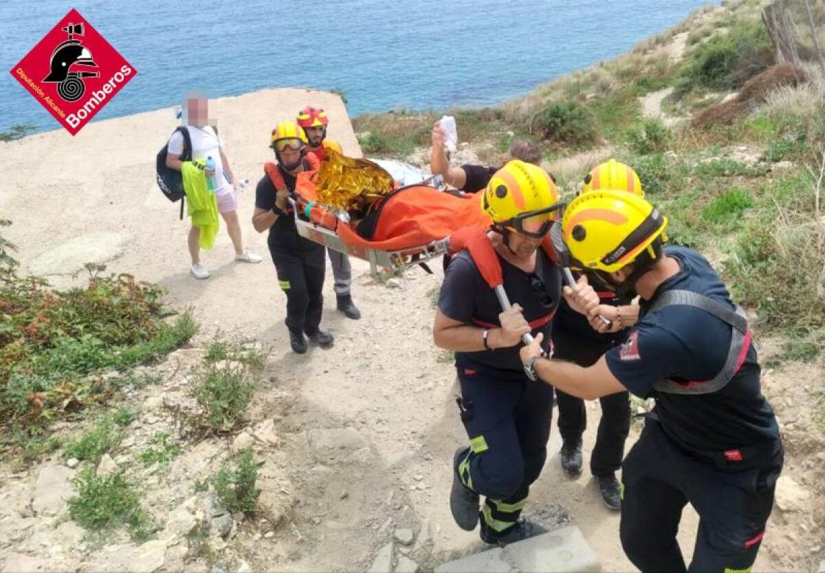 RESCATE EN LA CALA DE LA ALMADRABA  DE BENIDORM