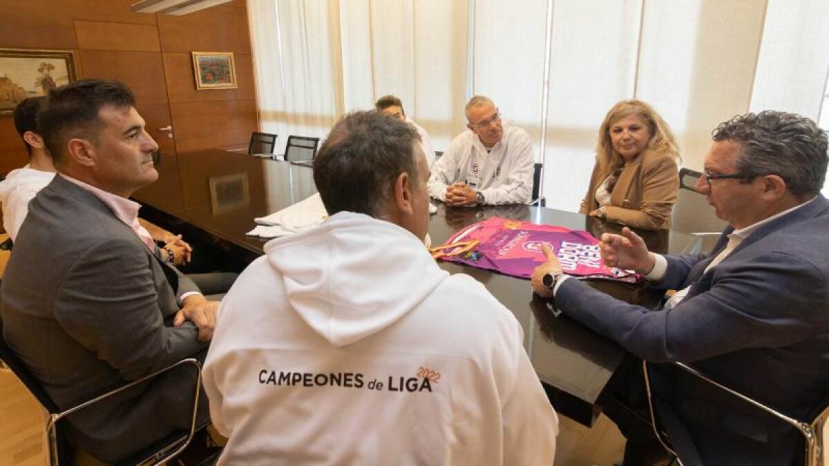 Toni Pérez recibe al Servigroup Poniente Benidorm, campeón de la I Liga de Voley Playa