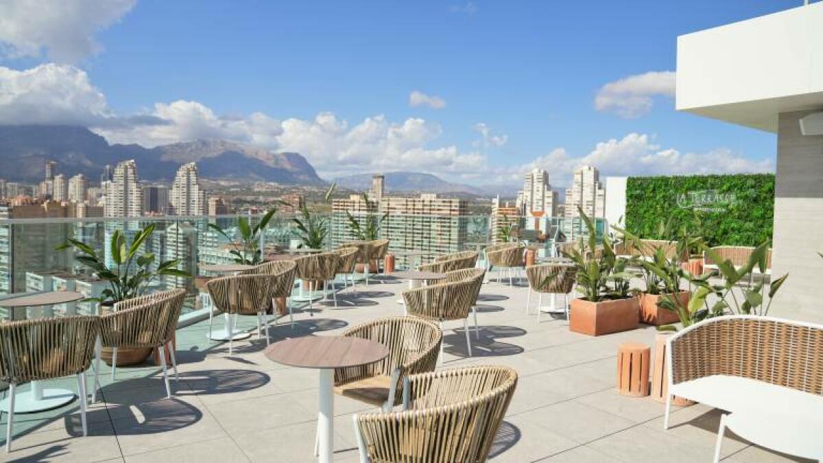 Port Benidorm también abre su rooftop: cocktails con vistas desde la planta 19