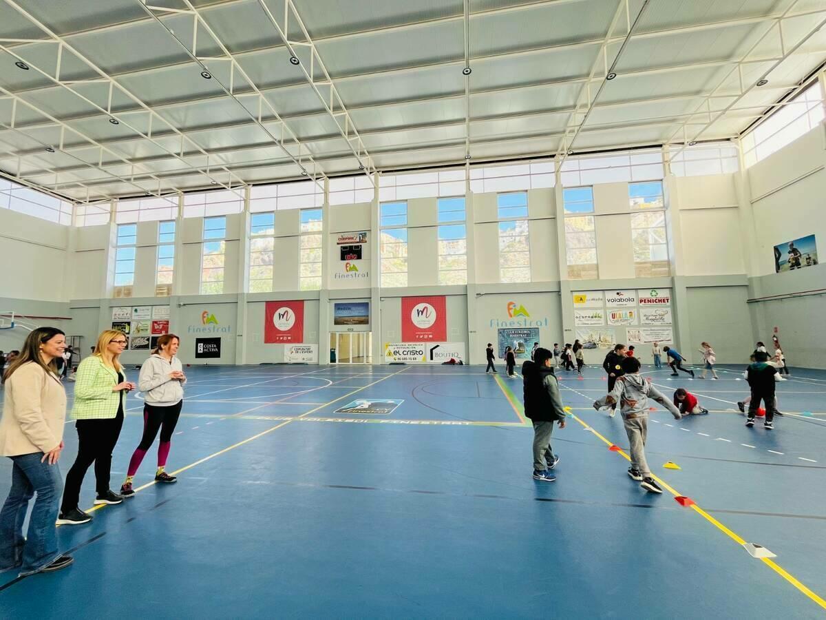 Cerca de 700 escolares de Finestrat celebran el &laquo;Dia de l&rsquo;Esport&raquo; en el pabell&oacute;n municipal