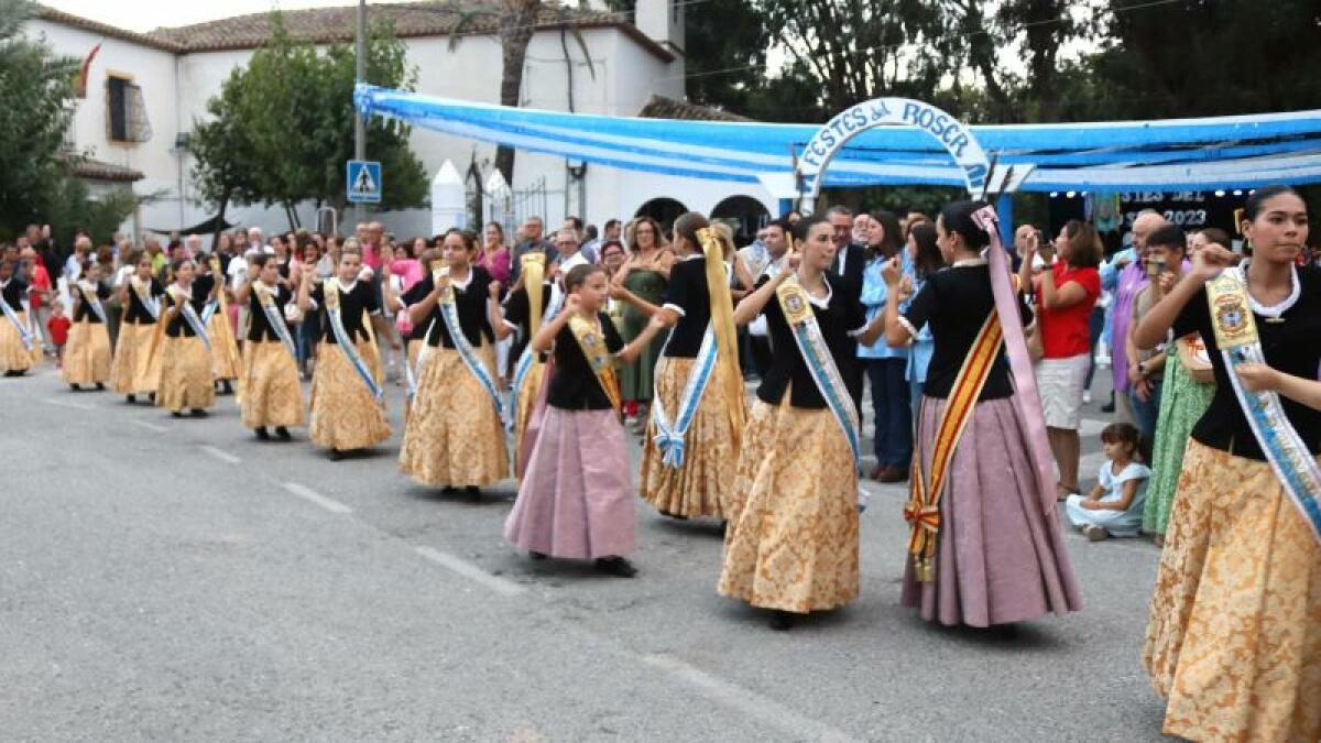 Ofrenda, copletas y ‘peuet’ en la Ermita de Sanz por el día grande de les Festes del Roser