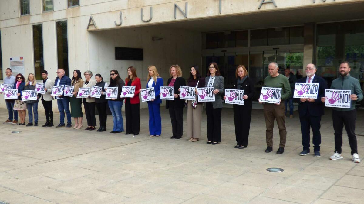 Minuto de silencio en Benidorm para condenar el asesinato machista de una mujer en Basauri