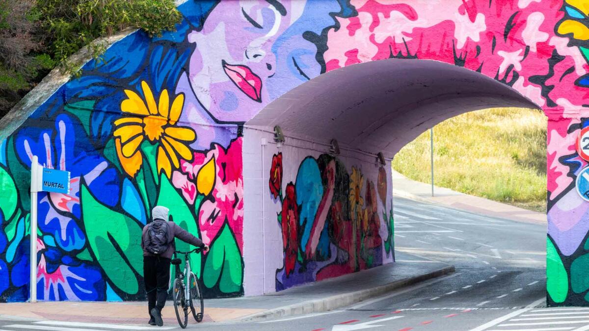 ‘Luces cruzadas’, arte urbano y efímero en el puente de El Murtal de Benidorm