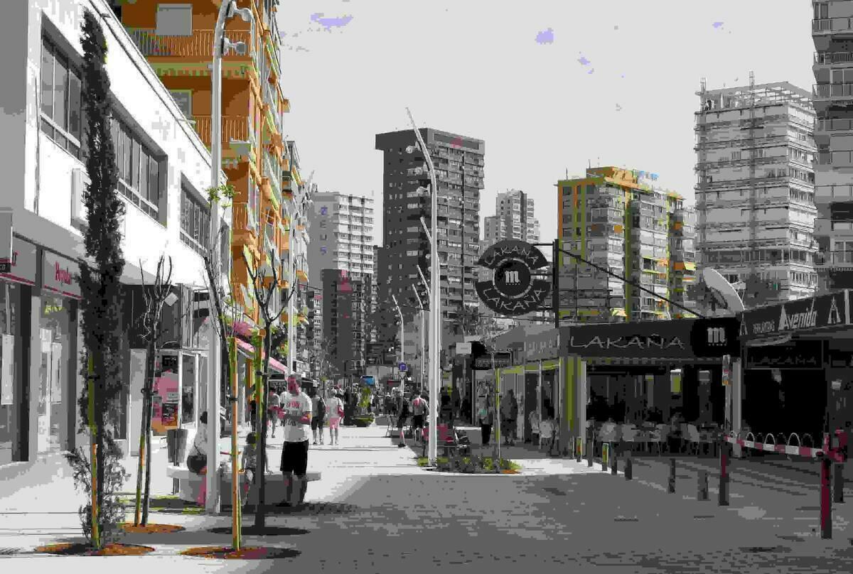 Benidorm culmina las obras de peatonalizaci&oacute;n y renovaci&oacute;n de la calle del Doctor P&eacute;rez Llorca