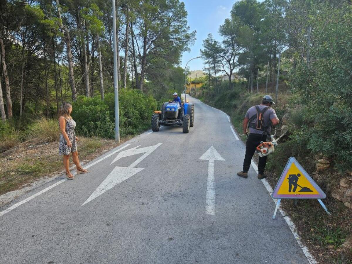 CONCLUIDOS LOS TRABAJOS DE LIMPIEZA Y DESBROCE EN LOS CAMINOS RURALES DE FINESTRAT PARA MEJORAR LA SEGURIDAD EN LA CIRCULACIÓN Y PREVENIR INCENDIOS FORESTALES