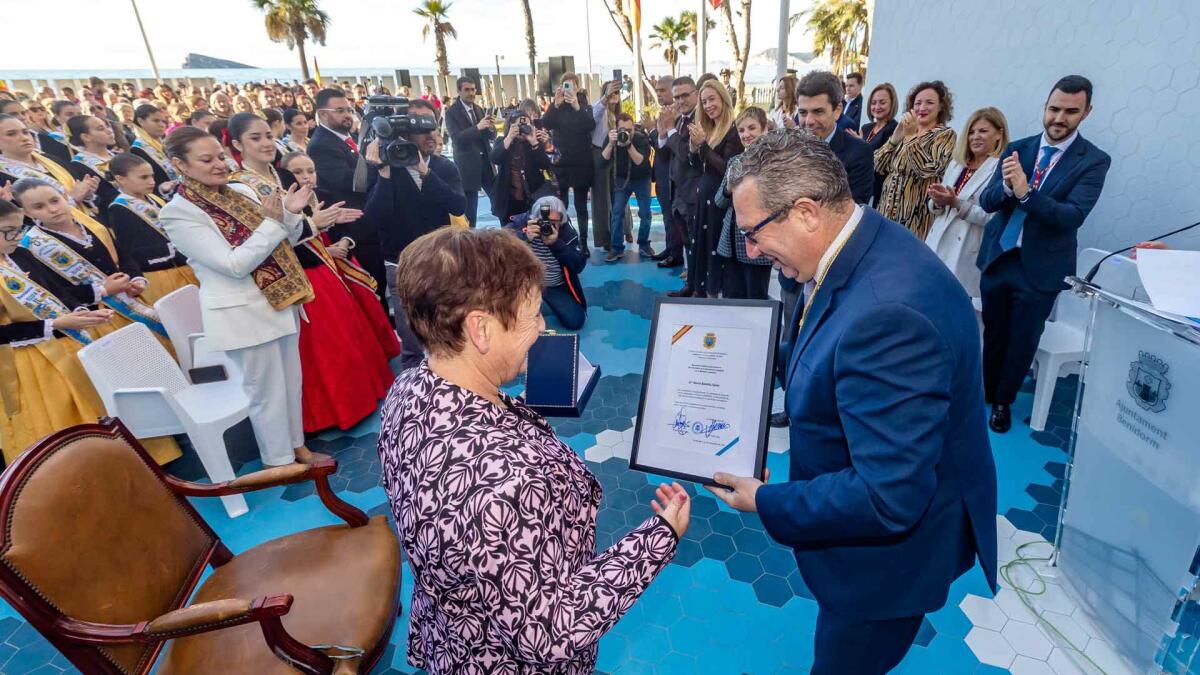 María Botella, Medalla Corporativa de Benidorm en el Día de la Constitución