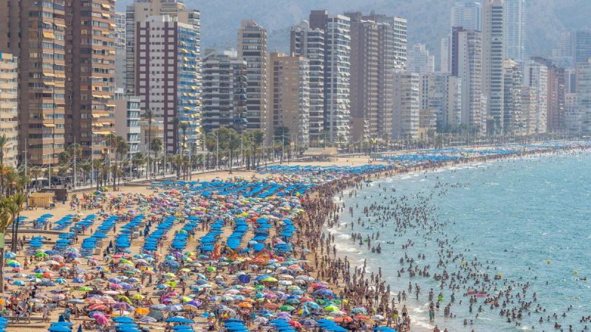 Cerca de 28.000 personas han hecho uso de las playas accesibles, biblioplayas y ludotecas de Benidorm durante la temporada alta