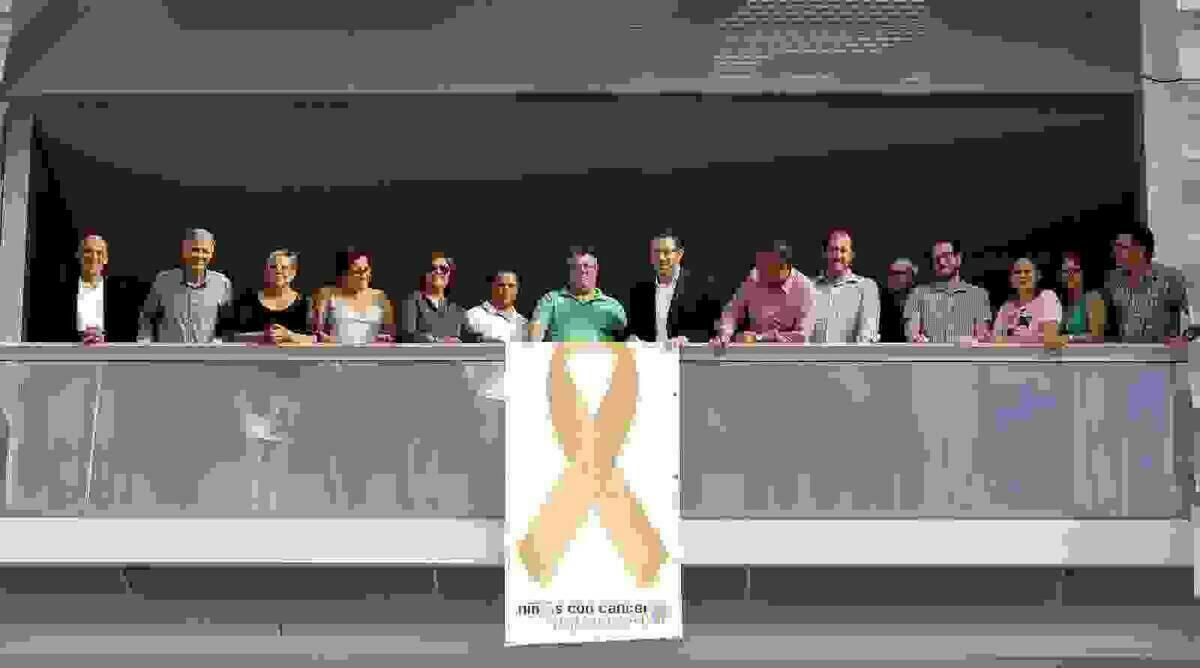 El balc&oacute;n del Ayuntamiento de Benidorm luce el lazo dorado solidario con los ni&ntilde;os con c&aacute;ncer