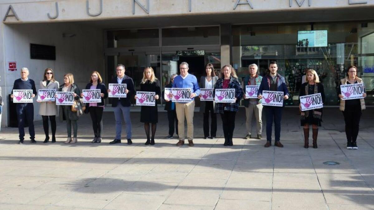 Benidorm muestra su repulsa por los últimos crímenes machistas ocurridos en Toledo y Bilbao, que sitúan en 48 las mujeres asesinadas en 2022