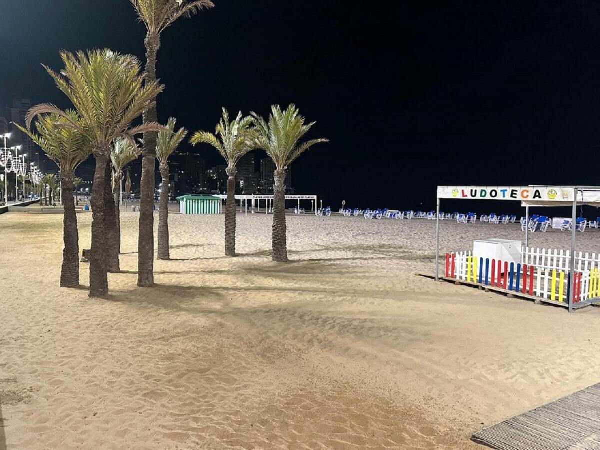 Las playas de Benidorm listas desde primera hora tras una multitudinaria ‘Nit de Sant Joan’