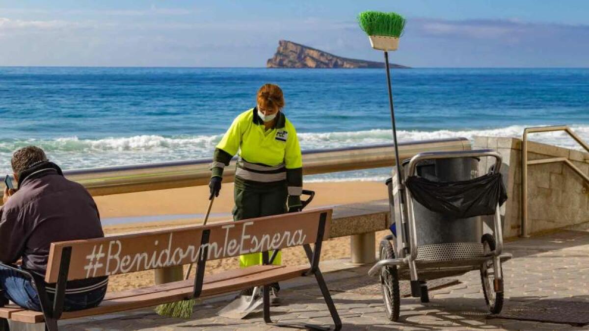 Benidorm refuerza la limpieza viaria en Semana Santa con más de 40 trabajadores en tres turnos 