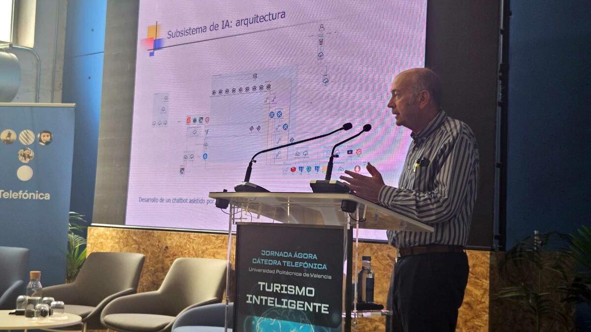 Benidorm presenta el proyecto del ‘chatbot’ asistido por IA para mejorar la comunicación y acceso a servicios de vecinos y turistas