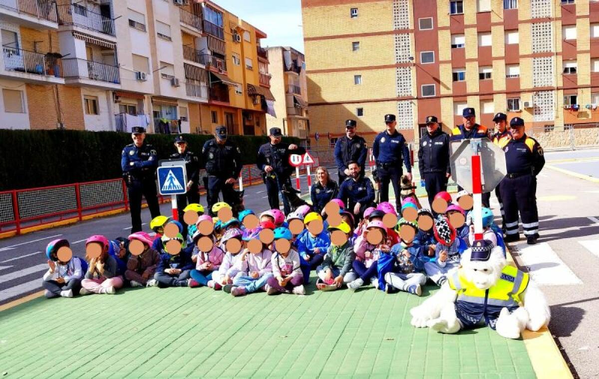 El alumnado del CEIP Dr. Álvaro Esquerdo de la Vila Joiosa visita la CESPOL y el Parque Infantil de Tráfico