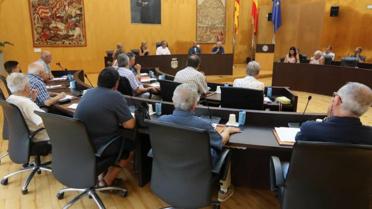 Benidorm revisará y actualizará la ordenanza municipal sobre ocupación de mesas y sillas en la vía pública 