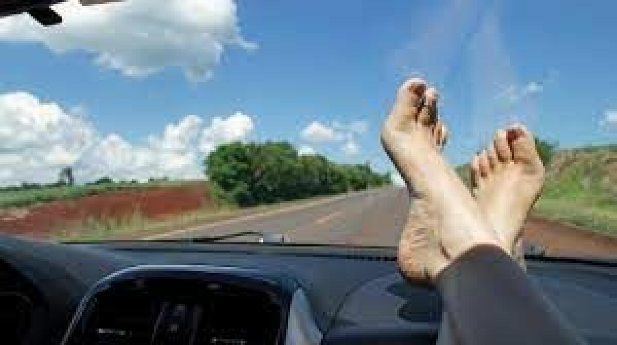 Poner los pies en el salpicadero, maletas en el suelo del copiloto y bolsas de la compra en el asiento acarrean multa