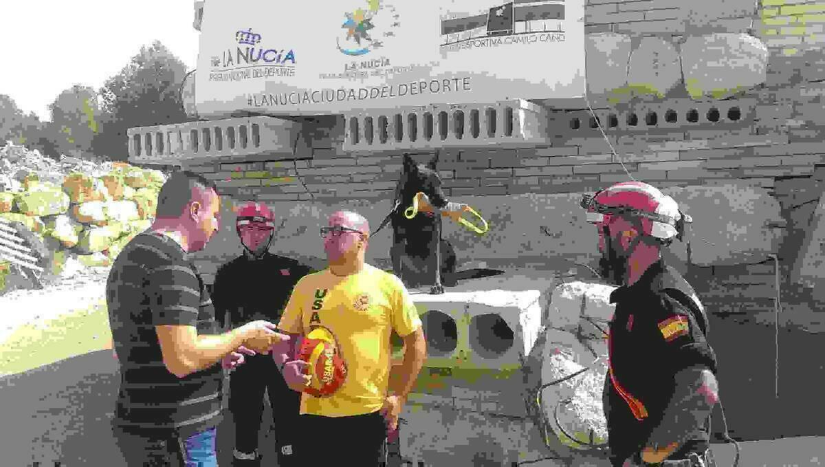 Los perros de rescate de la Unidad Militar de Emergencia entrenan en La Nuc&iacute;a