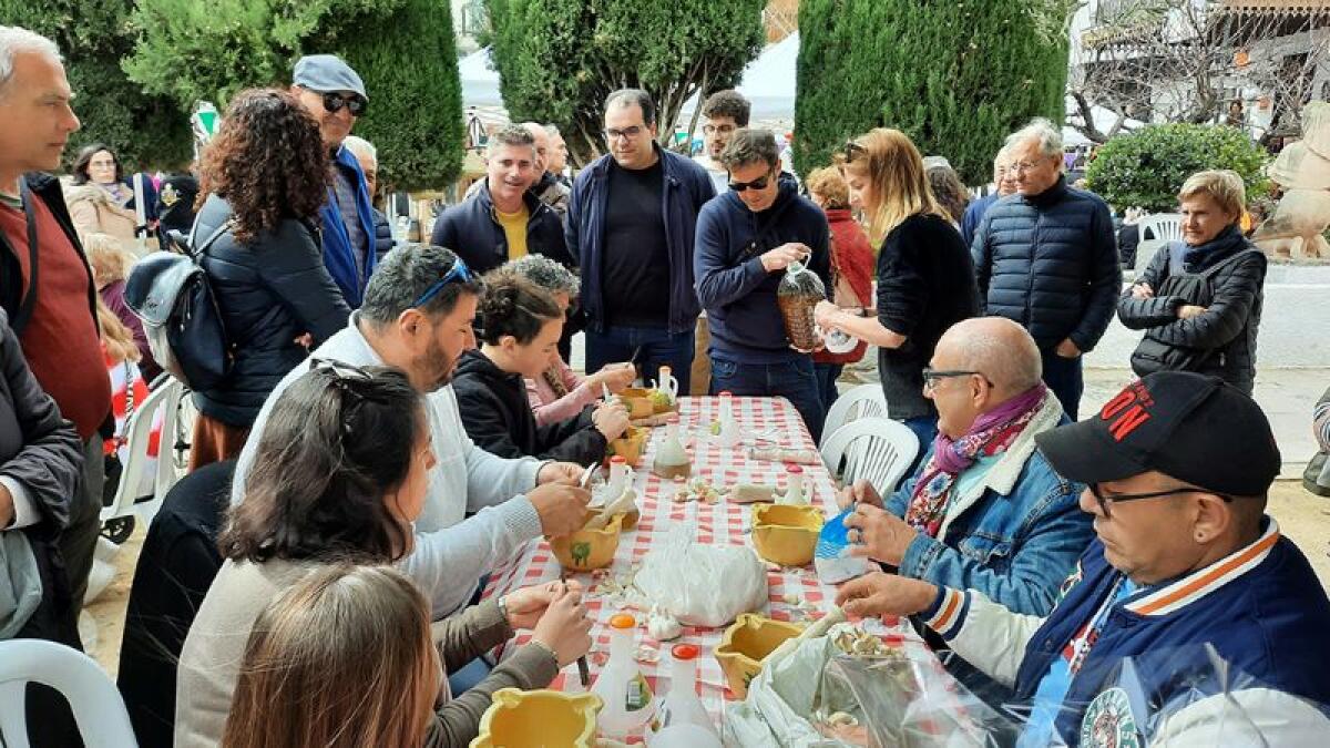 La ciudadanía se vuelca con la tradición y la artesanía del Mercat del Convent 