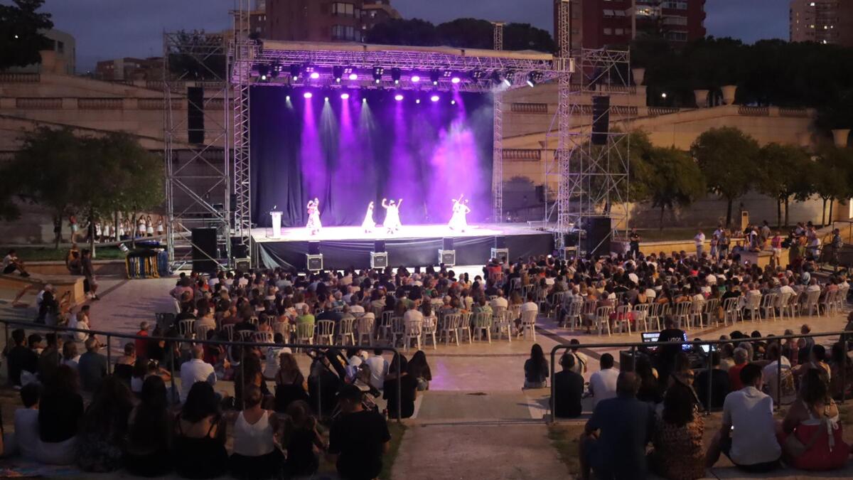 Cerca de un millar de personas disfrutan de una velada de primer nivel con ‘Benidorm en dansa’ 