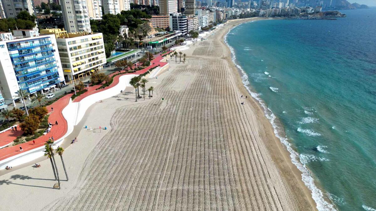 Benidorm acomete una limpieza intensiva de sus playas para prepararlas de cara a las primeras citas turísticas del año