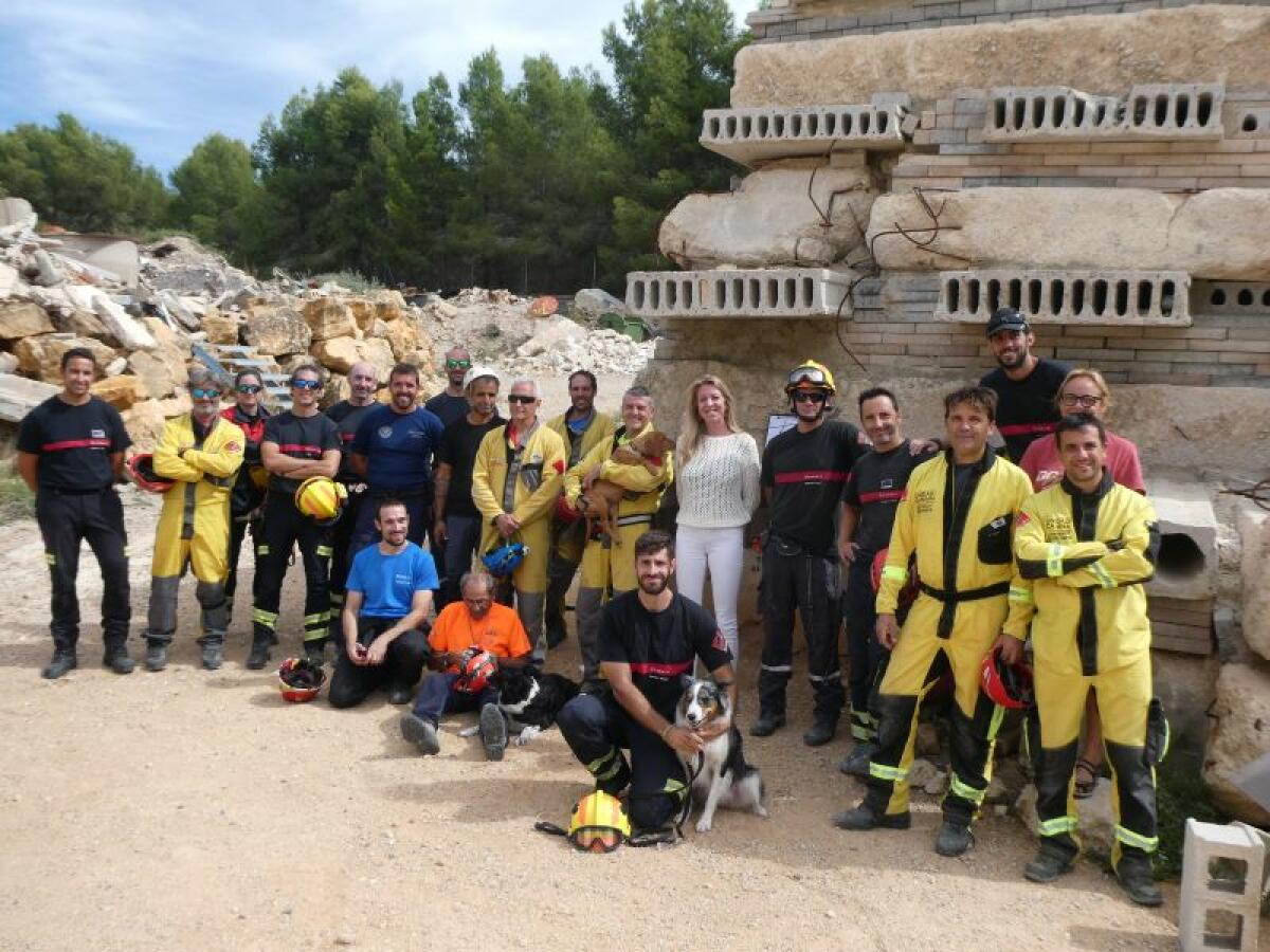 Unidades caninas de Bomberos y Policía entrenan a sus “perros” en La Nucía